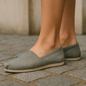 EUC Women’s Mad love Lydia Wilde slip on canvas sneakers silver, size-9